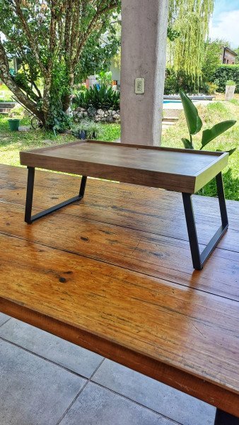 Bandeja de cama con patas de acero.