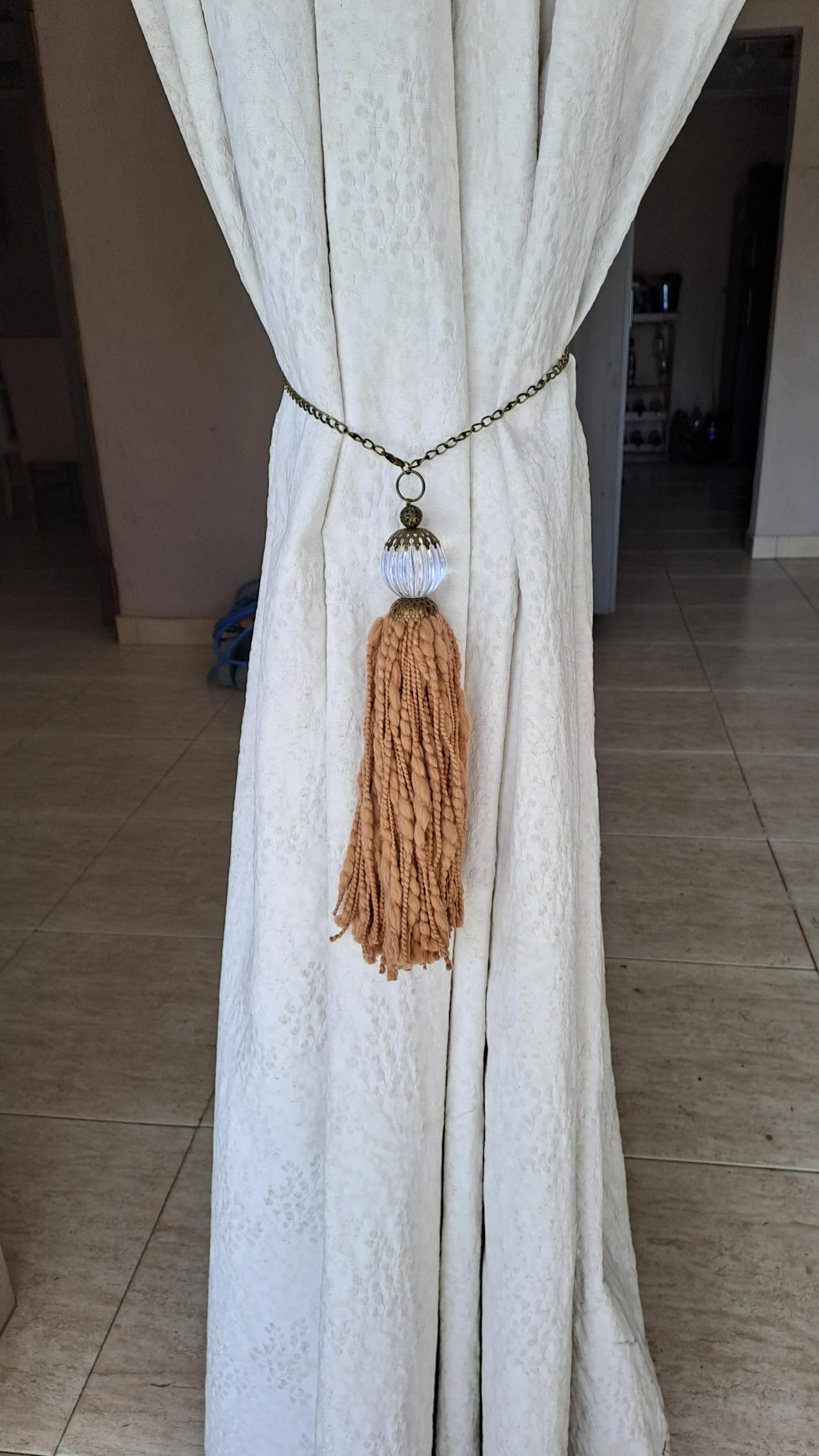 Borla/Puertero color almendra.