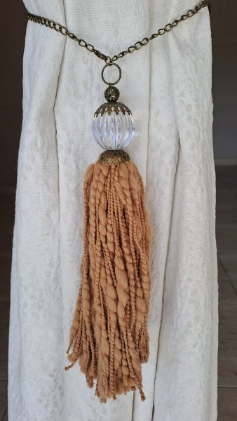 Borla/Puertero color almendra.