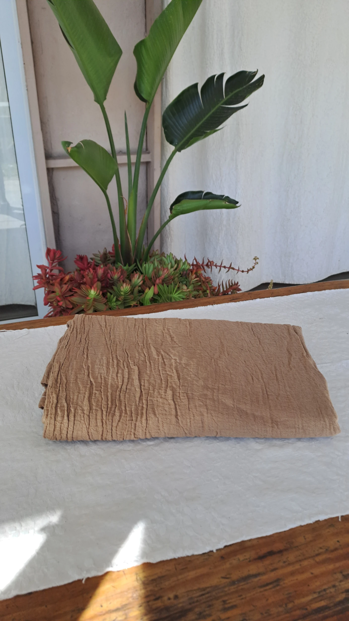 Camino de gasa arrugada canela