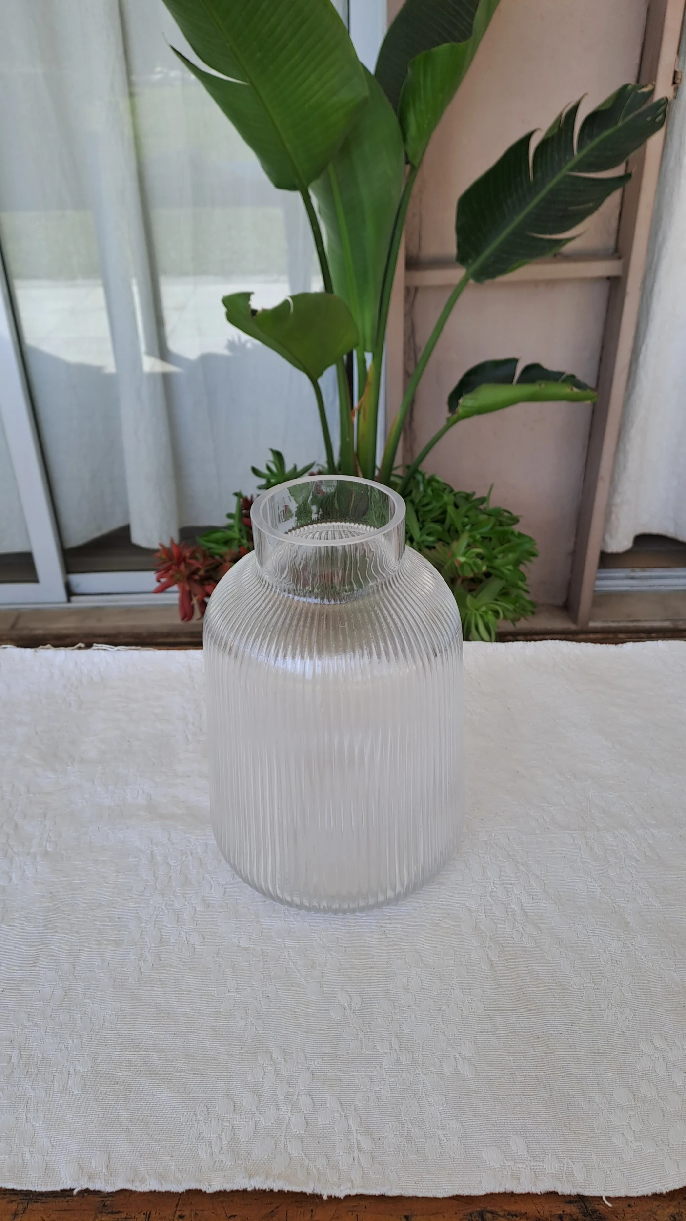 Florero de vidrio lineal transparente