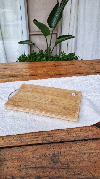 Tabla de madera con asa de metal 32X19,5cm