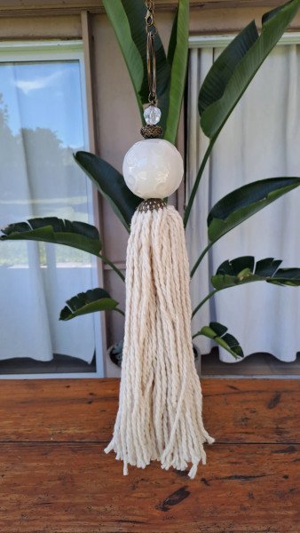 Borla esfera ceramica tiza con algodon natural