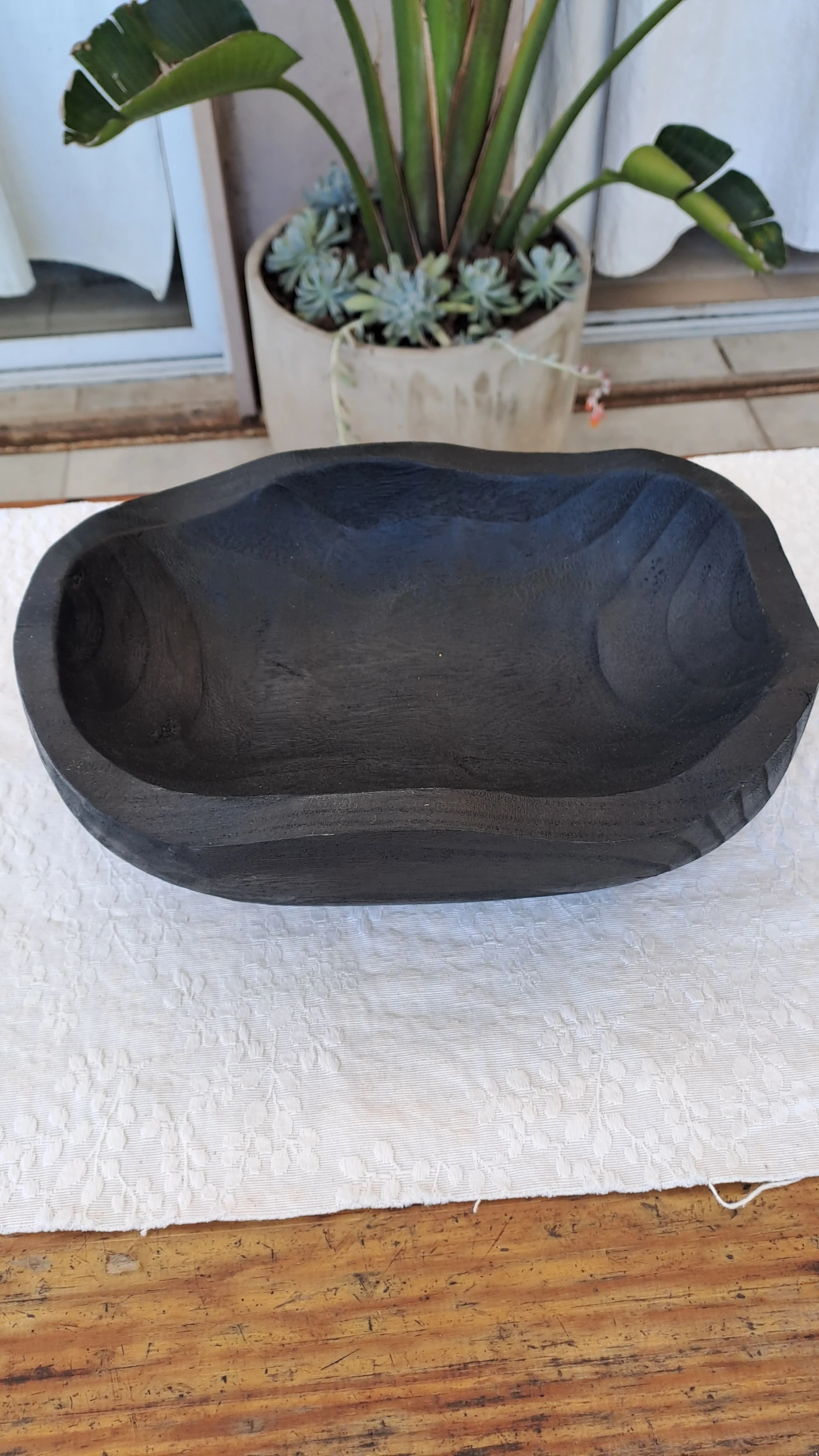 Cuenco de madera negro
