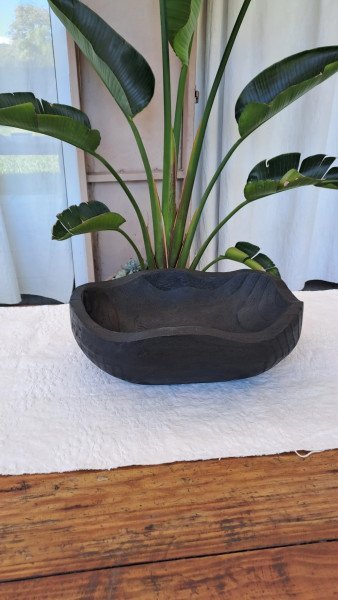 Cuenco de madera negro