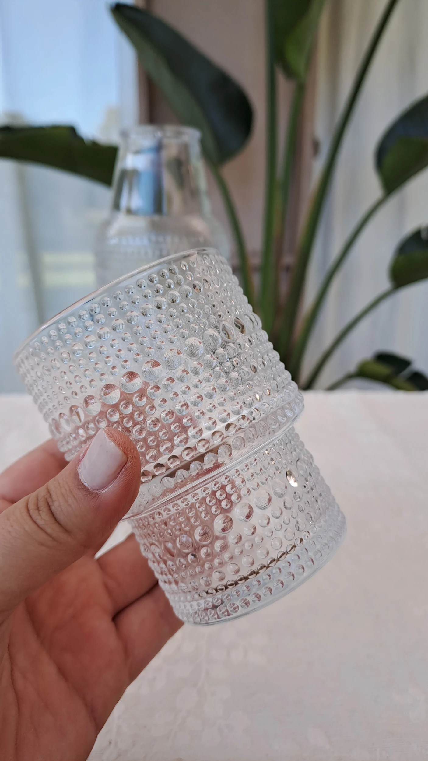 Botella de vidrio con vaso puntos 1L