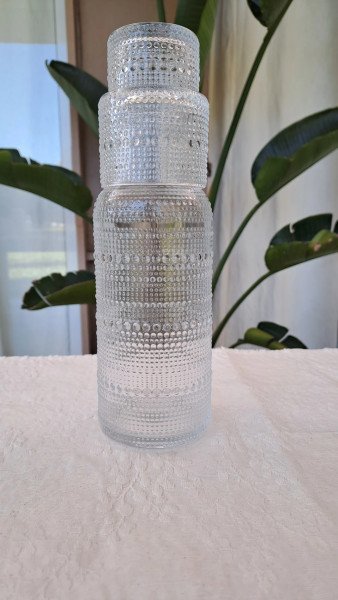 Botella de vidrio con vaso puntos 1L
